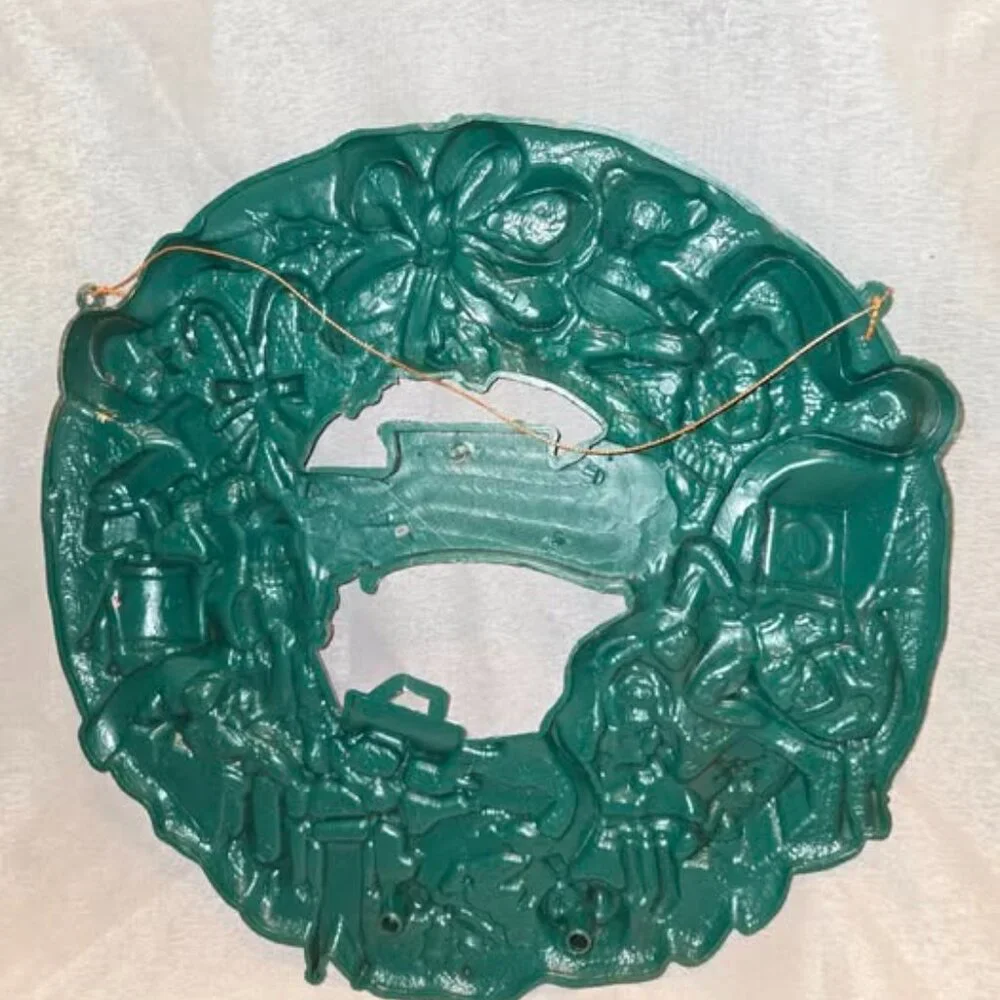 VTG Christmas Wreath Merry Christmas Multicolor w/accents hard-molded plastic